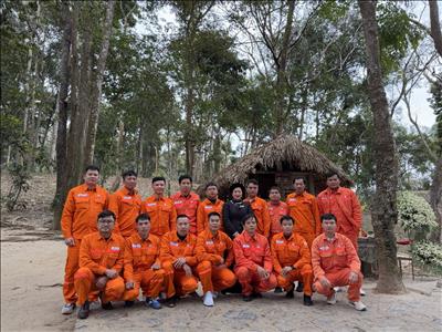 Đảng viên Chi bộ Phân xưởng sửa chữa Thủy điện Tuyên Quang đã tổ chức chương trình “Về nguồn” năm 2025