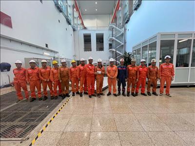 Công đoàn Trung tâm Dịch vụ sửa chữa EVN thăm hỏi, động viên CBCNV đang tham gia sửa chữa lớn các tổ máy nhân dịp tháng cao điểm sửa chữa cuối năm 2024
